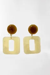 Par de caravanas colgantes con forma cuadrada y diseño combinado en color marrón y beige.