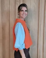 Chaleco tejido de punto en lana lambswool, con cuello redondo, diseño sin mangas y aberturas laterales en el ruedo.