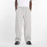 Pantalón de jogging New Balance de corte recto, confeccionado en tejido polar cepillado. Presenta cintura elástica con cordón ajustable, bolsillos laterales, un bolsillo trasero y el logotipo de la marca bordado en la pierna izquierda.