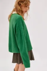 Buzo de tejido suave con lana, de corte holgado con hombros caídos, cuello redondo, puños y bajo acanalados.