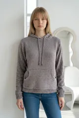 Sweater tipo canguro de tejido chenille, con capucha y cordones ajustables. Presenta un bolsillo frontal tipo canguro, mangas largas y puños y ruedo acanalados.