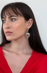 Aros colgantes con gancho dorado y dije con forma de hoja plateada con centro de piedra roja.