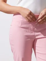 Pantalón verde esmeralda de gabardina elastizada, marca Zac & Rachel, de corte recto con pretina ancha pespunteada y largo al tobillo. Presenta bolsillos simulados.