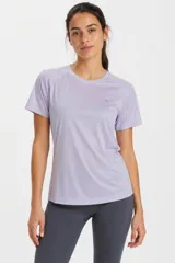Remera deportiva de manga corta con cuello redondo, confeccionada en tejido técnico transpirable de color lila.