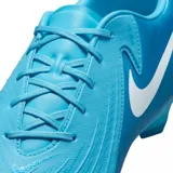 Championes de fútbol Nike Phantom GX 2 Academy FG, con capellada blanca y detalles en negro. Presentan el logo de Nike en dorado y cordones blancos. Ideales para superficies naturales y sintéticas.