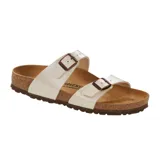 Sandalia Birkenstock modelo Sydney con dos correas ajustables con hebillas metálicas, plantilla anatómica de corcho y suela de goma. Presenta un acabado perlado en color blanco.
