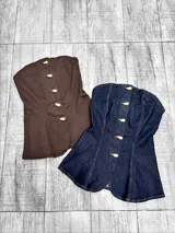 Top tipo corset sin mangas con cierre frontal de botones metálicos dorados. Disponible en color marrón y azul denim, confeccionado en tela con lycra.