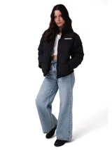 Campera puffer negra de Caterpillar, con diseño acolchado, cierre frontal con cremallera, bolsillos laterales con cierre y puños acanalados. Presenta el logo de la marca estampado en el pecho.