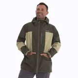 Campera impermeable Merrell Bravo Hard Shell de color verde militar y beige, diseñada para actividades outdoor. Cuenta con capucha ajustable, cierre frontal completo y bolsillos laterales con cierre.