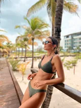 Bombacha de bikini vedetina con estampado geométrico en tonos naranja, celeste y rosa.