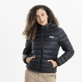 Campera puffer Reef de color beige, con diseño acolchado, cierre frontal completo, capucha desmontable y logo de la marca en el pecho.