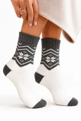 Medias de lana con diseño de copos de nieve en la parte superior, combinando colores blanco y gris oscuro, con talón y puntera reforzados.