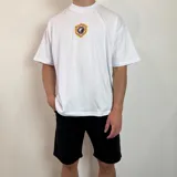 Bermuda negra de corte skinny arriba de la rodilla.