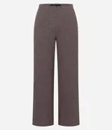 Pantalón de corte recto con textura sutil, confeccionado en tejido de poliéster con elastano. Presenta cintura media y una caída cómoda y fluida.