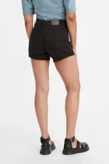 Short de jean negro de tiro medio con ruedo doblado.