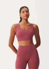 Top deportivo de tejido acanalado sin costuras, con escote redondo y diseño ajustado al cuerpo.