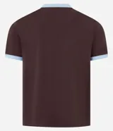 Remera marrón de manga corta con cuello redondo y ribetes celestes en cuello y puños. Presenta un gran estampado numérico "86" en color celeste en el pecho.