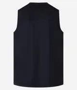 Musculosa deportiva básica de color blanco, de corte regular y cuello redondo, confeccionada en poliéster con recortes laterales y detalle de lettering en el bajo.