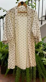 Kimono largo color crema con estampado de lunares marrones, confeccionado en tussor de algodón.