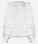 Blusa blanca de tricolina con diseño romántico, cuello redondo, mangas largas abullonadas y detalles de volados verticales en el frente. Presenta aplicaciones de encaje tipo entremedios en el pecho y en las mangas.
