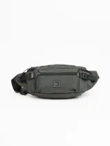 Riñonera de diseño urbano color verde militar, confeccionada en material resistente. Cuenta con dos compartimentos principales con cierre, correas laterales ajustables con hebillas y parche frontal con logo de la marca. Posee correa regulable con broche de seguridad para uso en cintura o cruzada.