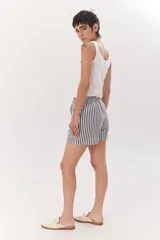 Short a rayas verticales marrones y blancas, con cintura elástica ajustable con cordón.
