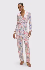 Conjunto de dos piezas con estampado floral en tonos pastel, compuesto por un blazer cruzado de manga larga con lazo para ajustar en la cintura y un pantalón de corte fluido.