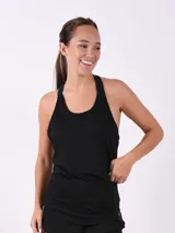 Musculosa deportiva negra de corte clásico con espalda estilo nadadora, confeccionada en tejido ligero y transpirable.