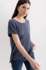 Blusa de punto con acabado brillante, cuello redondo y mangas cortas con caída relajada.