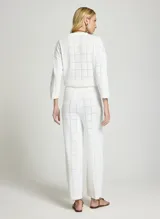 Pantalón blanco Le Lis Blanc de punto con patrón a cuadros, tiro alto y diseño de pierna ancha, con cordón ajustable en la cintura.
