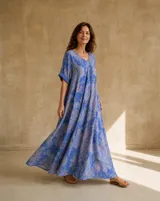 Vestido largo azul con estampado floral, escote en V y mangas cortas holgadas.