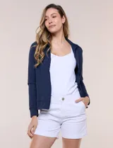 Campera liviana blanca de silueta entallada con protección solar UPF 50, cuello alto y cierre frontal completo. Cuenta con mangas largas y bolsillos laterales.