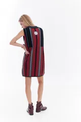 Vestido corto de punto de algodón con diseño de rayas verticales en tonos beige, azul y marrón, sin mangas, cuello redondo y detalle de logo bordado en el pecho.