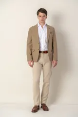Saco azul marino de corte slim fit confeccionado en tencel, con solapa de muesca, cierre de dos botones, bolsillo de parche en el pecho y bolsillos laterales con solapa.