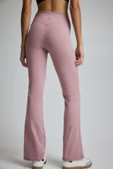 Leggings deportivas de tiro alto con diseño acampanado, confeccionadas en tejido funcional suave con tecnología de absorción de sudor y cintura ancha plegable.
