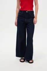 Pantalón jean azul oscuro, de tiro alto y corte ancho, con bolsillos y pespuntes en tono contrastante.