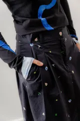 Falda midi de popelina de algodón con estampado floral en tonos celeste y rosa.