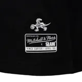 Remera de algodón color negro con efecto lavado, de corte holgado y manga corta. Presenta un estampado gráfico frontal estilo vintage con la imagen del jugador de básquetbol Gary Payton con la camiseta de los Seattle SuperSonics, junto con el texto 'SLAM', 'GARY PAYTON' y 'A GLOVE SUPREME'. Incluye un parche decorativo en la parte inferior derecha con el logo de la marca Mitchell & Ness y el equipo.