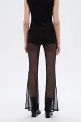 Pantalón de poliamida negro translúcido, de tiro bajo y ajuste ceñido al cuerpo con diseño acampanado en las pantorrillas.