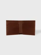 Billetera de cuero marrón con múltiples ranuras para tarjetas, dos compartimentos para billetes y detalle de logo grabado.