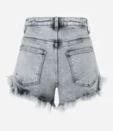 Short hot pants de jeans color gris claro con cintura alta, cierre con cremallera y botón, bolsillos y terminación deshilachada.