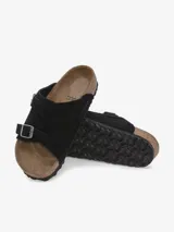 Sandalias Birkenstock Zurich de gamuza negra, con dos correas ajustables con hebillas metálicas plateadas y plantilla anatómica de corcho.