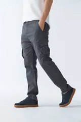 Pantalón cargo de hombre color verde militar, corte regular, con dos bolsillos laterales y logo bordado.