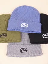Gorro tipo beanie de tejido de punto acanalado en color azul, con vuelta y parche bordado con el logo de la marca en el frente.