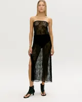 Vestido midi de encaje negro con abertura lateral y corte recto.