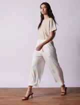 Pantalón negro de corte ancho, con pretina elastizada y lazo de ajuste.