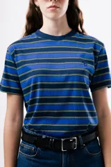 Camiseta de manga corta con cuello redondo, confeccionada en tejido de punto con diseño de rayas horizontales en tonos azules y amarillos.