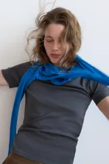 Camiseta de cuello redondo y manga corta, con corte regular fit.