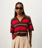 Blusa de punto con cuello polo y escote en V, mangas cortas y estampado de rayas horizontales en rojo, marrón y blanco.