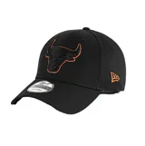 Gorra New Era modelo 9Forty de los Chicago Bulls, color negro con bordado frontal del toro en relieve delineado en naranja, y logo de la marca bordado en el lateral.